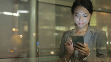 Cep telefonuyla geceleri işkadını 