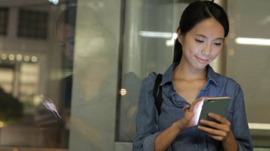 Cep telefonu kullanan genç kadın. 