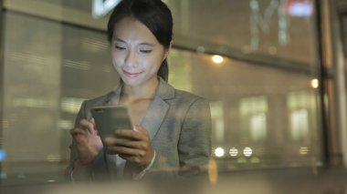 Cep telefonuyla geceleri işkadını 