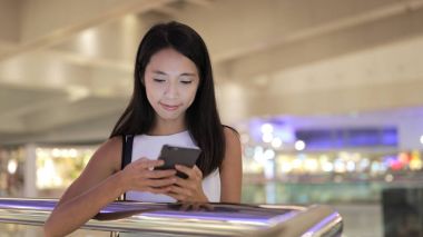 Cep telefonu kullanan kadın 