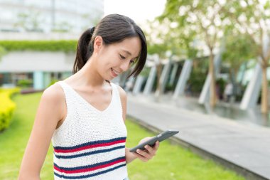 Şehir Parkı cep telefonu kullanan kadın