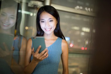 Akıllı telefon kullanma office iş kadını