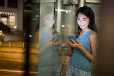 Geceleri cep telefonu kullanan kadın