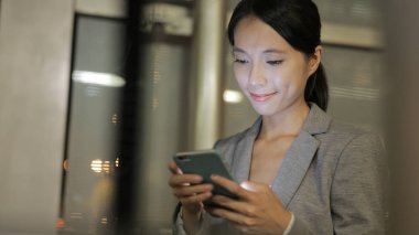 Şehir geceleri kullanarak iş kadını