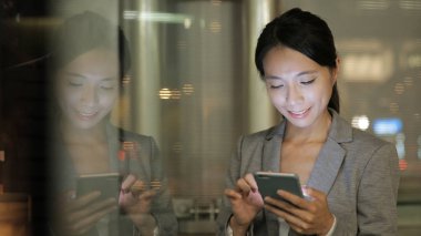 Cep telefonuyla geceleri işkadını 