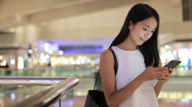 Cep telefonundan mesaj gönderen kadın