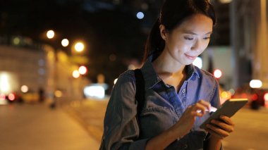 Cep telefonu kullanan kadın 