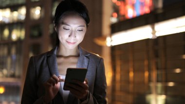 Cep telefonu kullanan iş kadını 