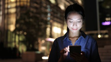 Cep telefonu şehirde geceleri kullanan kadın 