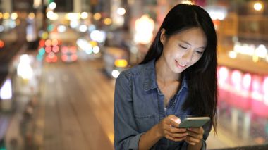 Geceleri cep telefonu kullanan kadın