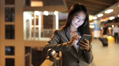 Cep telefonuyla geceleri işkadını 