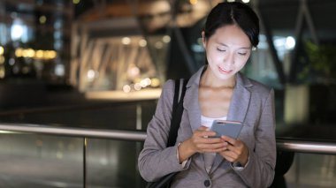 Cep telefonu kullanan iş kadını 