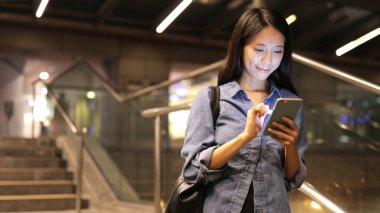 Smartphone kullanarak ve Merdivenlerin üzerinde duran kadın 