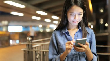 Cep telefonu şehirde geceleri kullanan kadın 