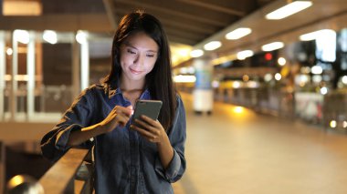 Cep telefonu kullanan kadın