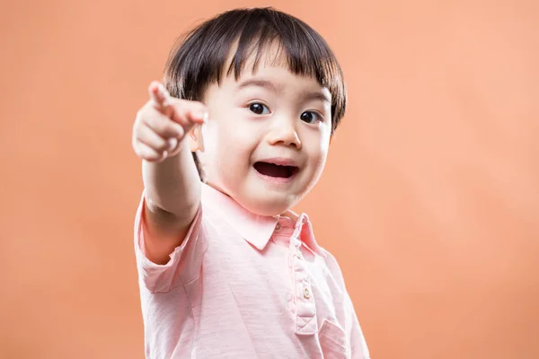 Asiática bebé apuntando frente — Foto de Stock