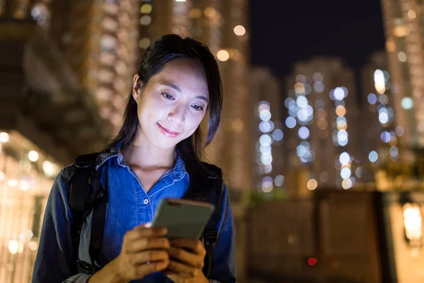 Şehirde cep telefonu kullanan bir kadın.