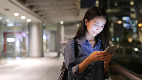 Asiatisk kvinna som använder mobiltelefon — Stockfoto