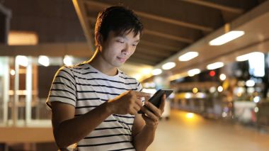 Geceleri tablet bilgisayar kullanan adam