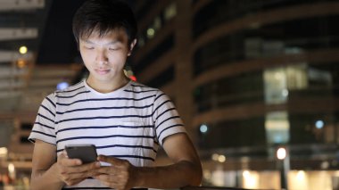 Asyalı adam akıllı telefon kullanma