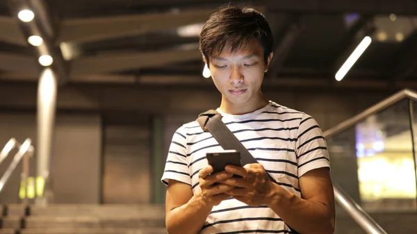 Asiatiska mannen med mobiltelefon — Stockfoto