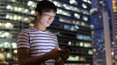 Cep telefonu kullanan adam 