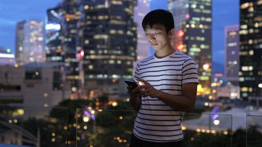 Adam cep telefonu geceleri arıyor