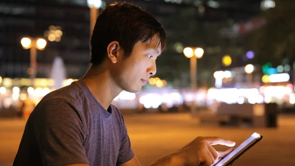 Junger Mann benutzt Tablet-Computer — Stockfoto