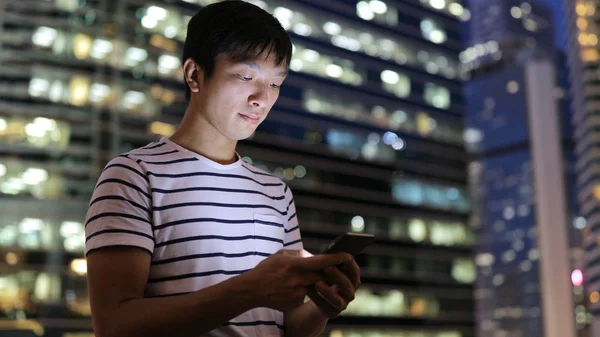 Cep telefonu kullanan adam 