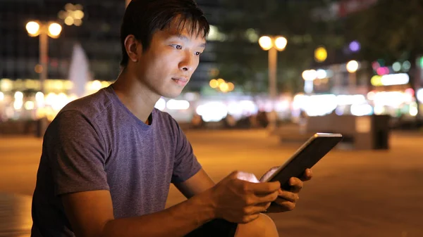 Hombre usando el teléfono móvil por la noche — Foto de Stock