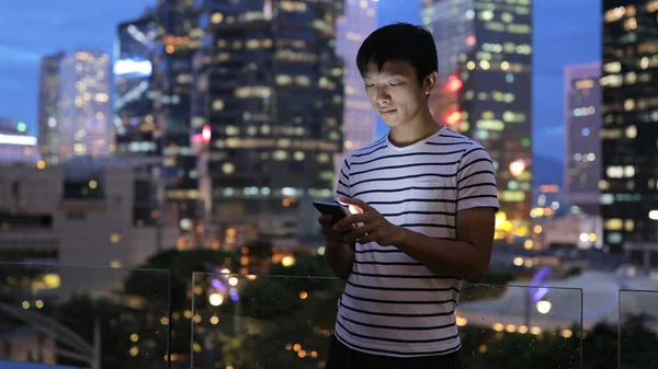 Adam cep telefonu geceleri arıyor