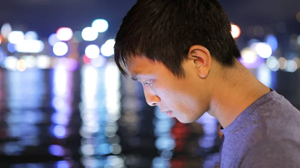 Hombre mirando la pantalla por la noche —  Fotos de Stock