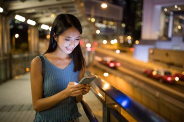 Şehirde cep telefonu kullanan kadın