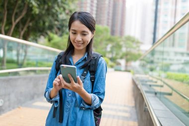 Şehirde Smartphone kullanarak öğrenci