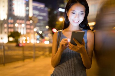 Cep telefonu kullanan kadın