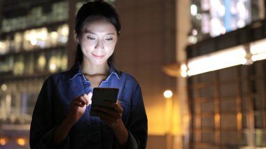 Cep telefonu kullanan Asyalı kadın. 