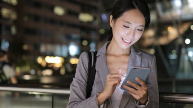 Akşamları Smartphone kullanarak iş kadını 