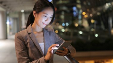 İş kadını akıllı telefon kullanıyor.