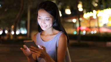 Smartphone üzerinde çalışan kadın