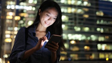 Kadın cep telefonundan kısa mesaj göndermek