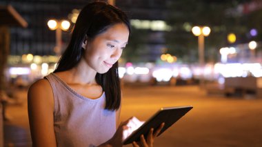 Tablet bilgisayar kullanan kadın