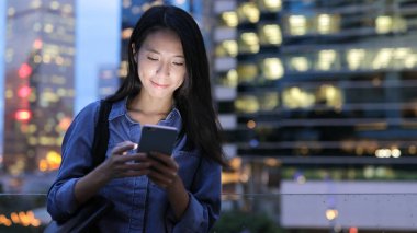 Cep telefonu kullanan genç kadın. 