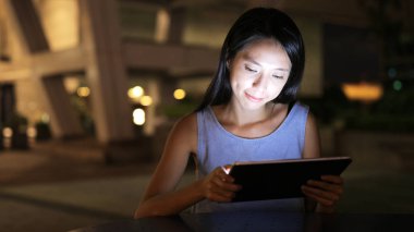 Tablet bilgisayar kullanan kadın