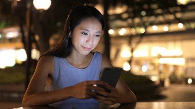 Şehirde samrtphone kullanan kadın