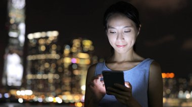 cep telefonu kullanan genç kadın 