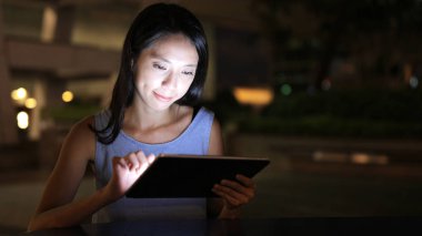 Dijital tablet bilgisayarda çalışan kadın 