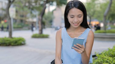 Cep telefonu kullanan Asyalı kadın. 