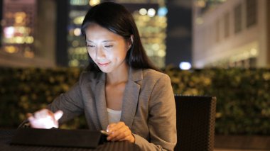 Geceleri tablet bilgisayar kullanarak iş kadını