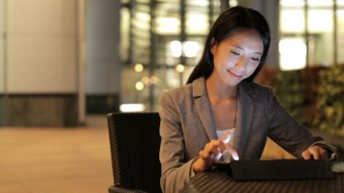 Dijital tablet bilgisayar kullanarak iş kadını