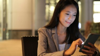 Cep telefonu kullanan iş kadını